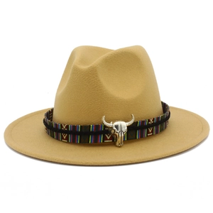 Détail du chapeau de cowboy en laine avec bande ethnique et ornement de tête de buffle