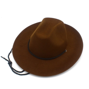 Vue détaillée du chapeau fedora marron à larges bords avec cordon noir et mentonnière