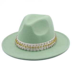 Détail du chapeau fedora en laine vert menthe avec ruban blanc orné de perles et clous
