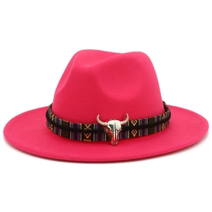 Détail du chapeau fedora en laine rose avec bande ethnique et crâne de taureau argent