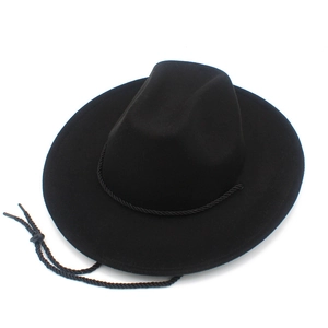 Chapeau de cowboy en feutre noir à large bord avec mentonnière et ruban tressé décoratif