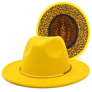 Dettaglio cappello fedora in lana gialla con tesa leopardata e fibbia dorata