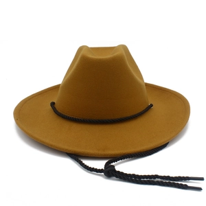 Détail du chapeau de cowboy en feutre marron avec galon noir et jugulaire réglable