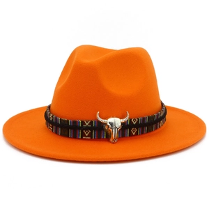 Détail du chapeau en laine orange avec ruban tissé ethnique et ornement tête de bœuf