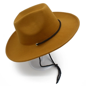 Vue détaillée du chapeau fedora en feutre jaune moutarde avec cordon de serrage noir réglable