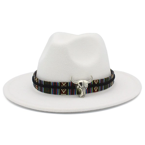 Détail d'un chapeau de cowboy blanc avec ruban tissé coloré et décoration tête de taureau