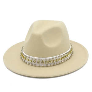 Chapeau fedora en laine crème avec ruban en satin orné de strass jaunes et rivets ronds