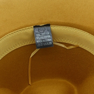 Vue détaillée de la doublure en coton-polyester et du bandeau intérieur du chapeau jaune