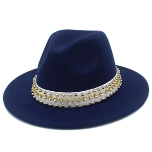 Vue détaillée du chapeau fedora bleu marine avec ruban décoratif et strass jaunes