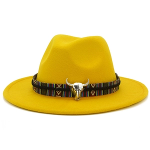 Détail chapeau de cowboy en feutre jaune avec bande ethnique et crâne de taureau argent