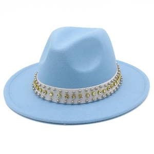 Détail du chapeau fedora bleu clair avec rivets argentés et ruban de strass jaunes