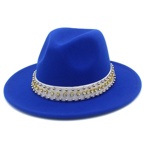 Vue détaillée du chapeau fedora bleu royal avec rivets argentés et strass jaunes brillants