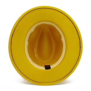 Détail intérieur du fedora jaune avec bandeau, cordon de serrage et étiquette matière