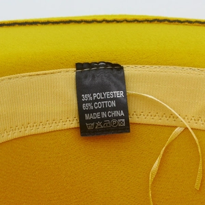 Détail de l'intérieur du chapeau en laine avec étiquette en coton et cordon ajustable
