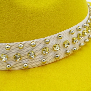 Chapeau de jazz en laine jaune avec ruban blanc orné de clous argentés et de strass brillants