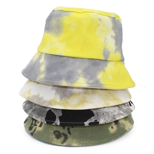 Détail de quatre styles de bobs en coton tie-dye et camouflage pour les activités de plein air