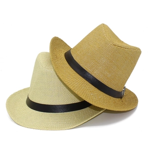 Détail du tissage en paille et des bandes en similicuir sur des chapeaux fedora d'été