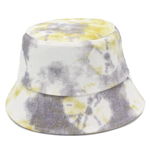 Gros plan sur un chapeau bob en coton avec motif tie-dye jaune et gris de haute qualité