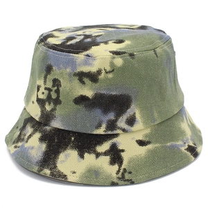 Gros plan du chapeau bob en toile de coton avec motif graffiti camouflage tie-dye