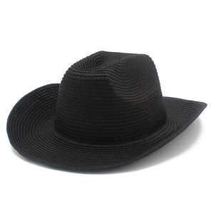 Dettaglio della trama in paglia nera intrecciata e della tesa ricurva alla moda del cappello