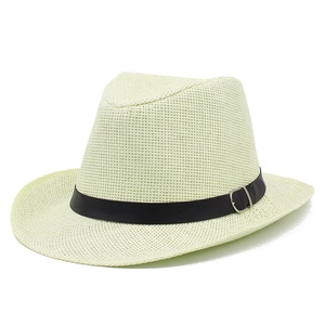 Détail d'un chapeau en paille avec bande en cuir noir et boucle argentée polie