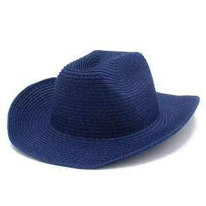 Dettaglio della trama fine e dell'artigianalità del cappello da cowboy in paglia intrecciata blu