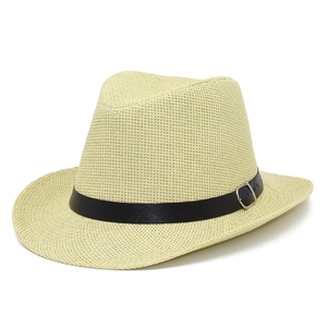Détail d'un chapeau de soleil en paille avec bande en cuir noir et boucle en métal