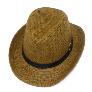 Détail de la texture d'un chapeau de paille avec ruban en cuir et boucle en métal