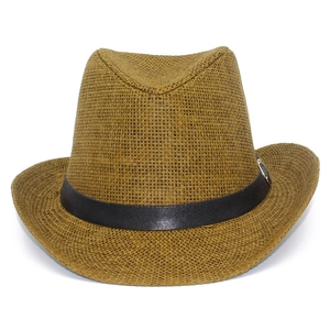 Détail d'un chapeau de paille avec bande en cuir marron et boucle en métal argenté