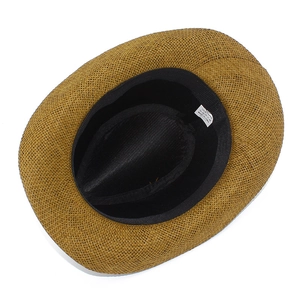 Vue détaillée de l'intérieur du chapeau en paille avec bandeau et étiquette de taille 58