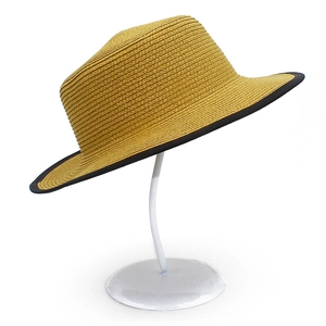 Vue détaillée du chapeau de soleil en paille tressée avec bordure noire contrastée