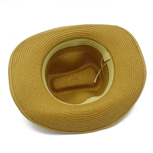 Dettaglio dell'interno del cappello di paglia con fascia tergisudore e laccio regolabile