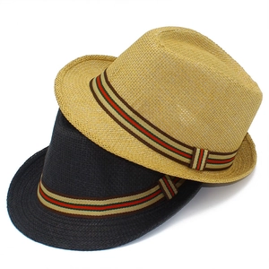 Klassische Strohhüte in Beige und Schwarz mit Streifenband für den Sonnenschutz