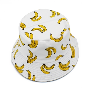 Detailansicht eines weißen Baumwoll-Anglerhuts mit lebhaften gelben Bananen-Prints