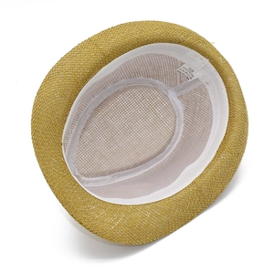 Detailansicht der Strohhut-Innenseite mit 100% Papier-Material und Größenetikett