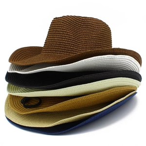 Vue détaillée de six couleurs de chapeaux de paille tressés avec boucles de jugulaire réglables