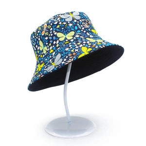 Lindo sombrero de pescador de algodón azul marino con mariposas y flores para el sol