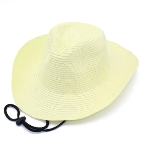 Détail d'un chapeau de cowboy en paille avec tissage aéré et mentonnière réglable