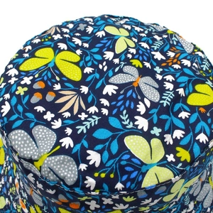 Detalle del sombrero de pescador azul con estampado de mariposas y flores y costuras
