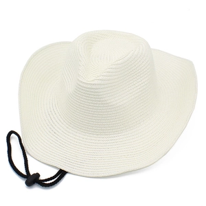 Détail d'un chapeau de paille respirant avec cordon de serrage pour l'extérieur