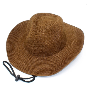 Détail d'un chapeau de cowboy en paille marron foncé avec jugulaire noire et boucle réglable
