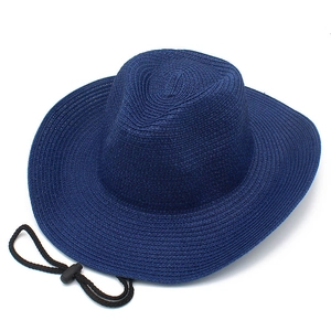 Détail du chapeau de paille bleu marine avec cordon réglable et texture tressée