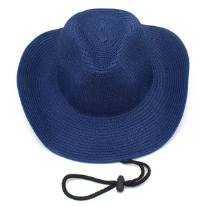 Gros plan d'un chapeau de cowboy en paille bleu marine avec texture tissée et mentonnière