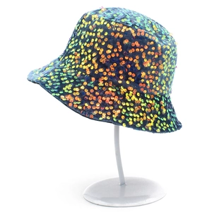 Dettaglio delle paillettes sfumate su un cappello alla pescatore blu con riflessi brillanti