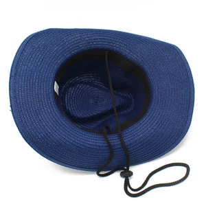 Détail intérieur d'un chapeau de soleil tressé avec bandeau noir et cordon réglable