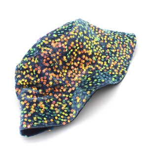 Dettaglio di paillettes colorate su un cappello a secchiello in velluto blu scuro lucido
