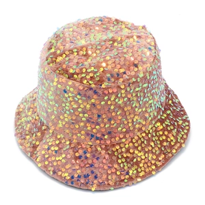 Dettaglio di paillettes iridescenti su un cappello a secchiello in pelle scamosciata