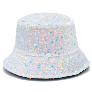 Cappello bucket bianco con paillettes olografiche e riflessi cangianti stile hip-hop moda