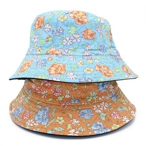Détail de motifs floraux et coutures renforcées sur des bobs en coton pour femmes