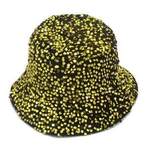 Dettaglio ravvicinato di paillettes dorate lucide su un cappello alla pescatora nero elegante